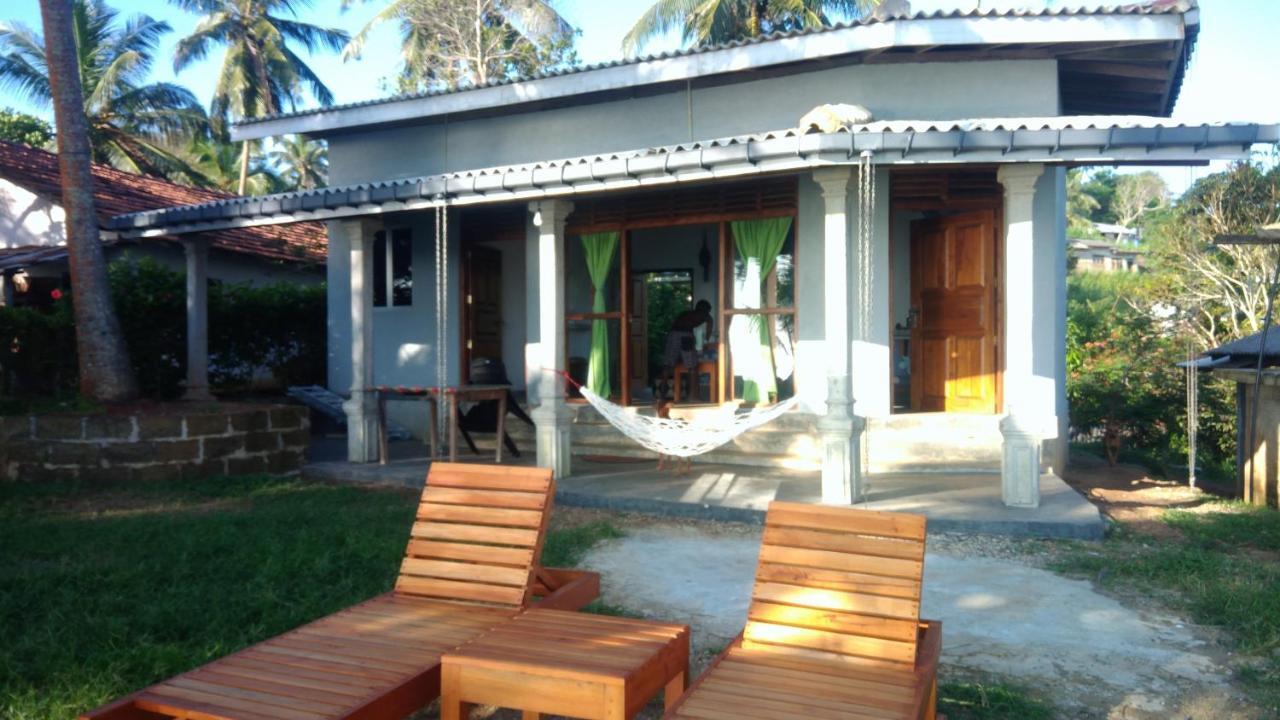 Pemuyan Mirissa70 Bed & Breakfast Exterior photo